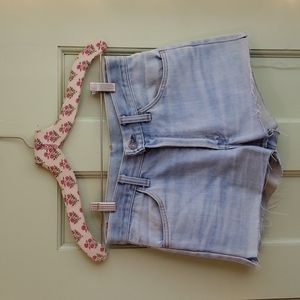 Women's Levi's lightwash hot-short unmarked size M/27